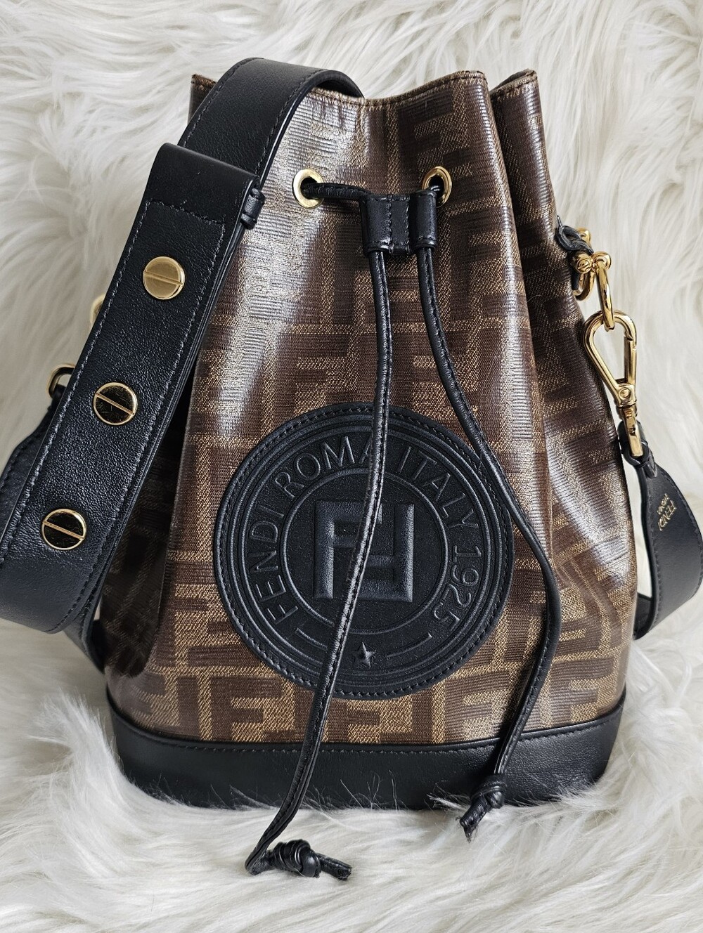 🖤 Fendi Bucket Bag 🖤 - Picture 2 of 15
